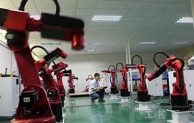 在东莞的一个机器臂组装工厂里,工人在机器臂组装车间里测试成品.
