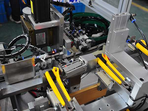 炉烤盘上涂层工厂焊接机器人是从事焊接(包括切割与喷涂)的工业机器人